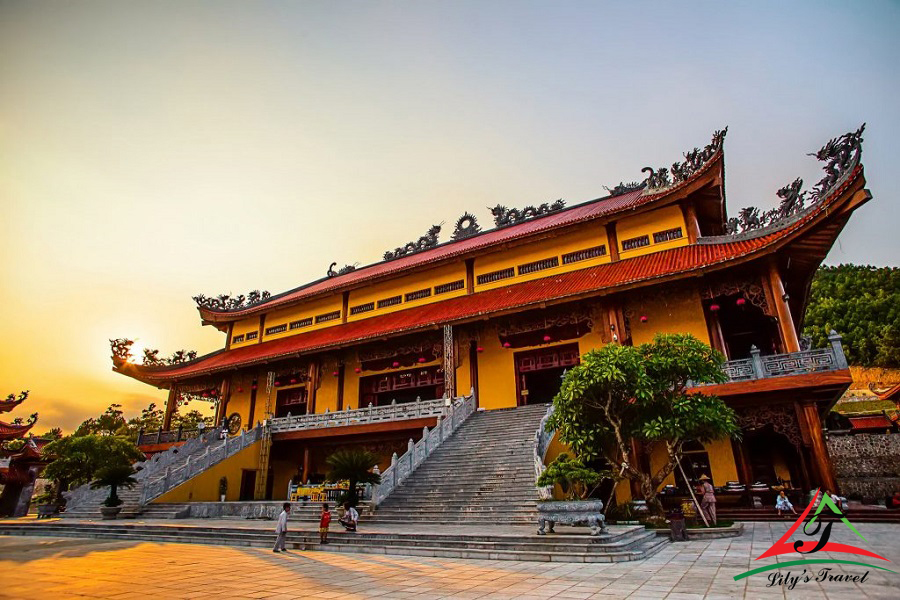 Ba Vang Pagoda is located halfway up Thanh Dang mountain with quiet space to enjoy the fresh air - Source: Internet 