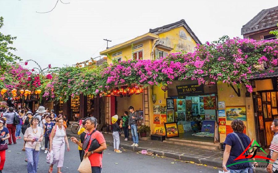 Each street corner in Ha Long Old Town is meticulously designed with a narrow path combined with a house with a yellow tone as the main color - Source: Internet    