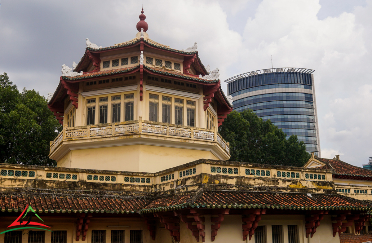 he overall building consists of an octagonal tower block in the middle and two rows of houses on both sides that are symmetrically located.