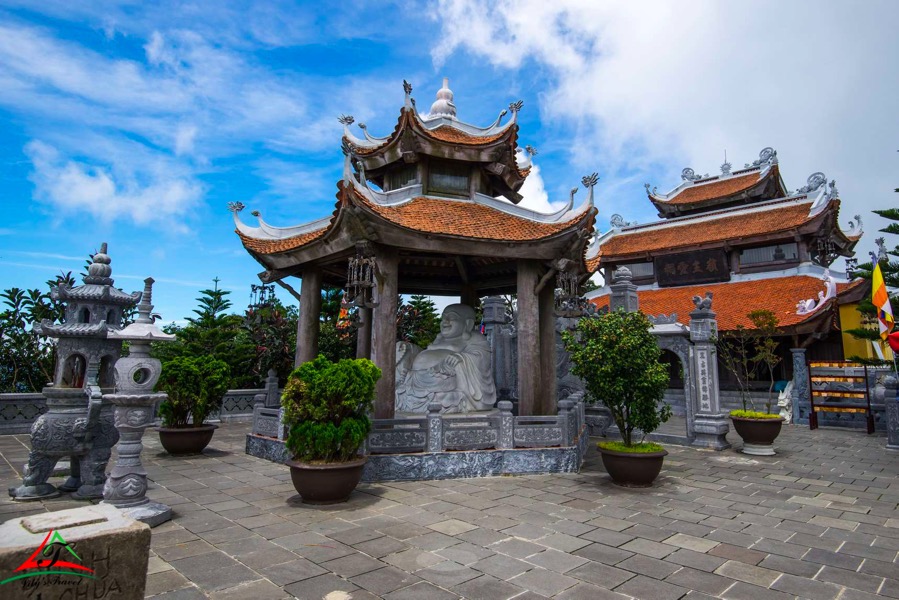 Outside the temple, there is a board painted with a red background, engraved with four yellow characters in the Chinese characters Linh Chu Linh Tu. All 26 corners of the roof and the head of the storm have a sharp carved dragon head.