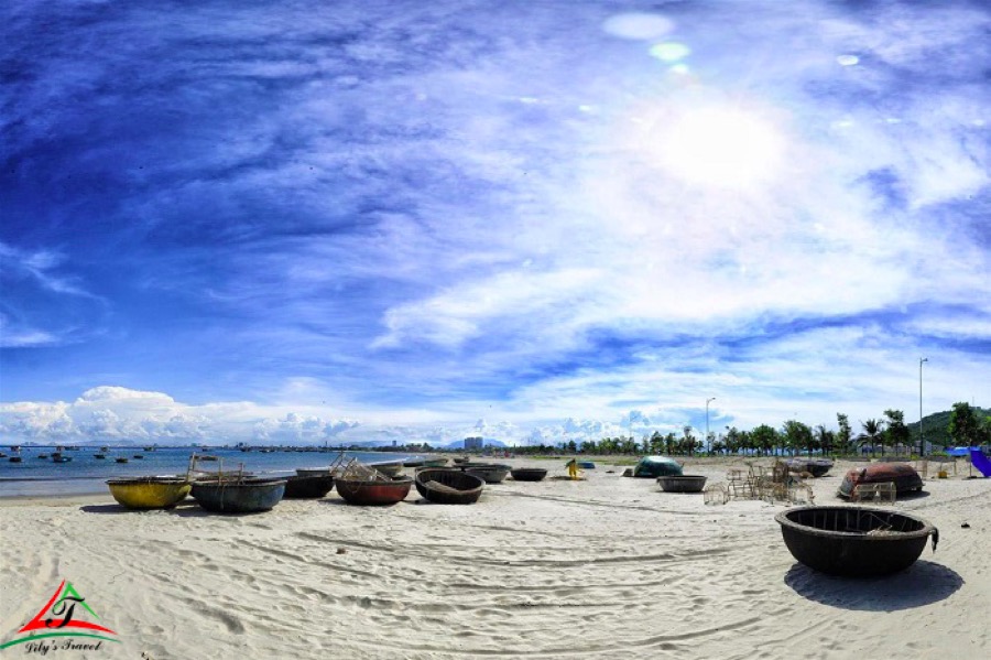 Xuan Thieu Beach has unspoiled beauty with clear blue sea color