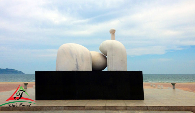 Statue of Mother Au Co and wrapped with hundreds of eggs at Hoa Binh Park, Da Nang