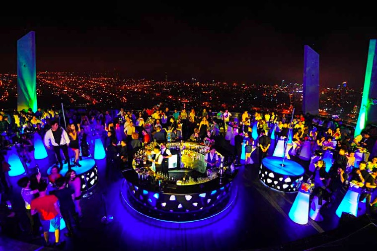 The famous 36th floor of Sky Bar 36 with a cool, soaring outdoor space, can see the whole city of Da Nang at night