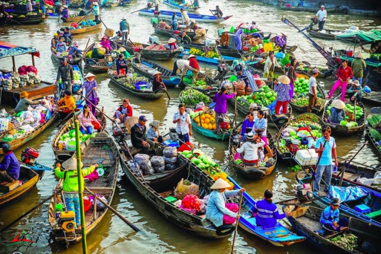 Shopping at the floating market