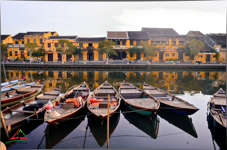 Gleaning water in Hoi An