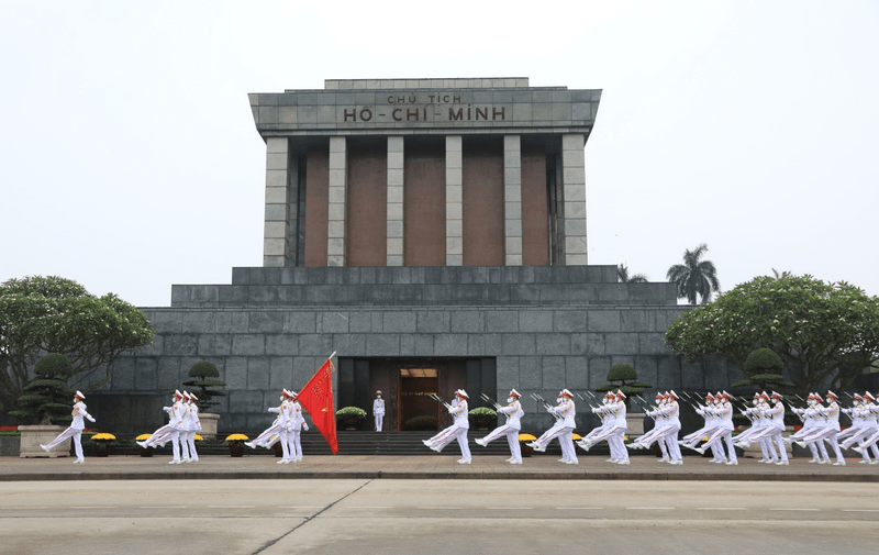 Visit Ho Chi Minh mausoleum