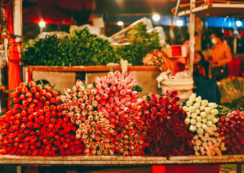 Visit the Quang Ba Night Flower Market