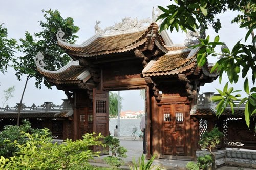 The main Tam Quan gate of the pagoda overlooks West Lake The main Tam Quan gate of the pagoda overlooks West Lake