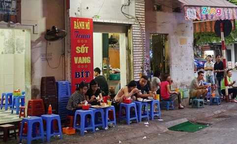 Bread with beef stew in red wine at Dinh Ngang Street