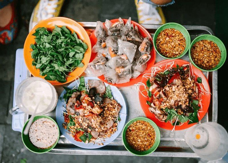 Street Food Breakfast Spots in Hanoi Old Quarter