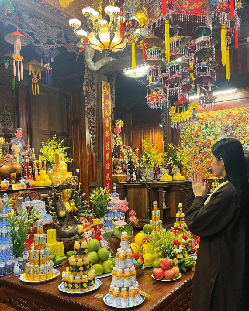 The pagoda attracts many locals and tourists who come to pay their respects to their ancestors