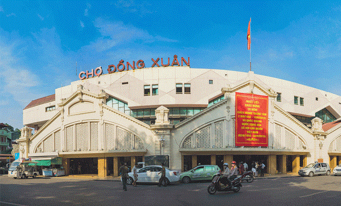 Dong Xuan Market is considered to be the oldest and largest marketplace in Hanoi Old Quarter