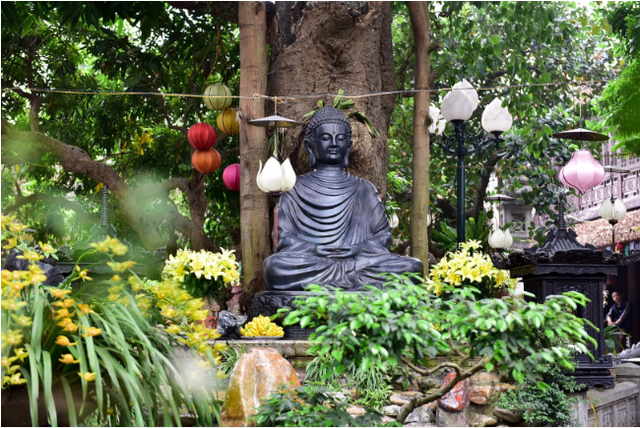 A giant Buddha statue is located in the center of the pagoda