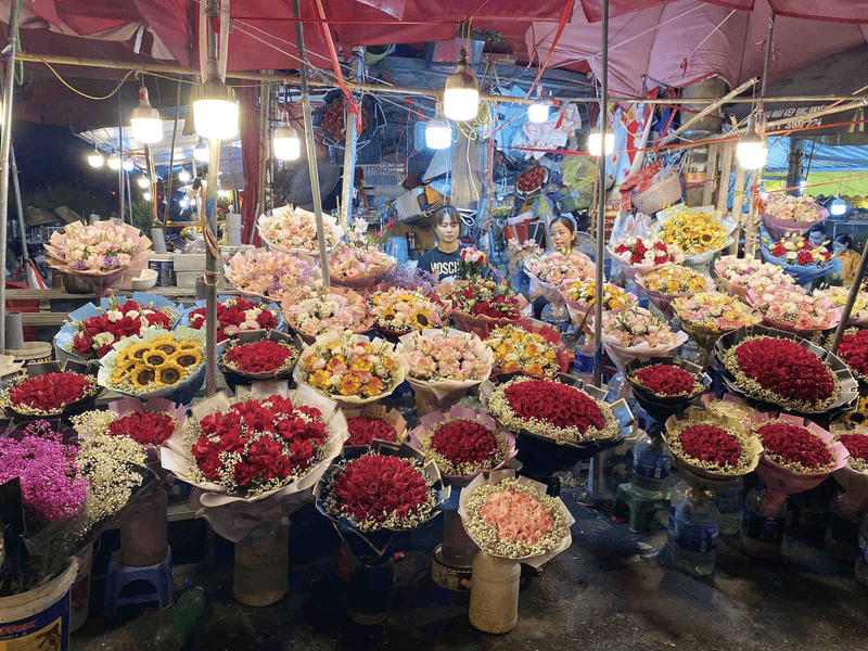 What to expect when visiting Quang Ba flower market