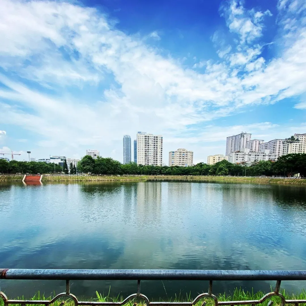 A large crystal-clear lake in the middle of the park gives a fresh breeze to the visitors