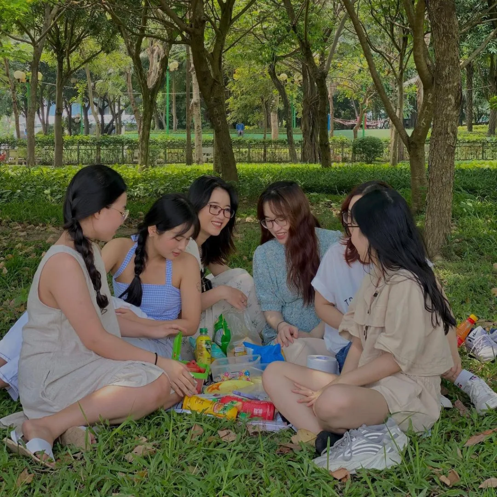  Youngsters regularly gather at Cau Giay Park to have a picnic