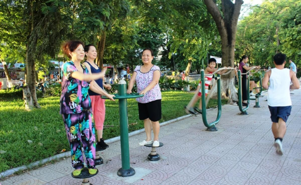 Open-air fitness stations are allocated around Cau Giay Park