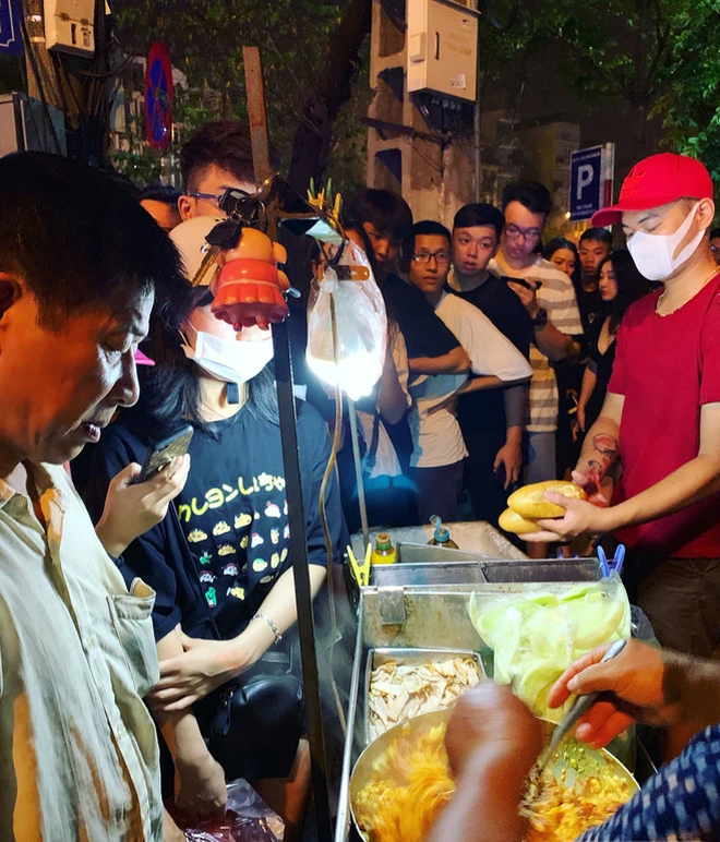 It’s not difficult to catch a glimpse of locals lining up for Banh Mi in Hanoi Old Quarter