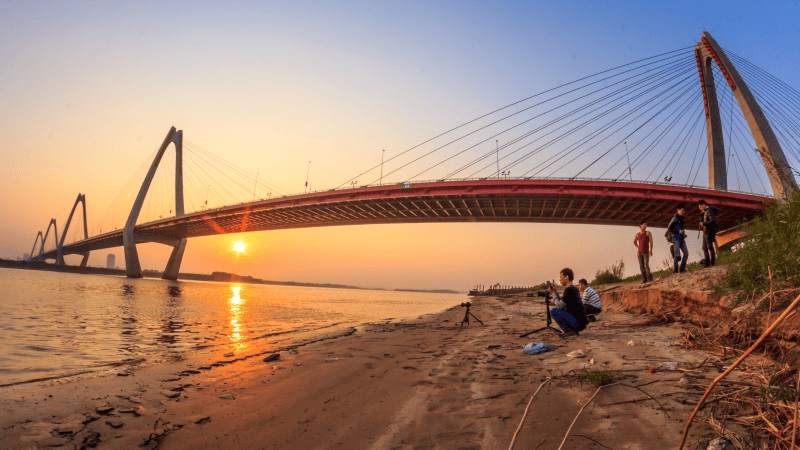 The best time to visit Nhat Tan Bridge