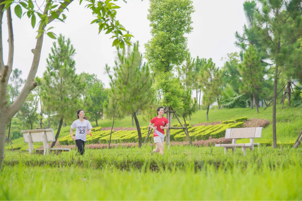 Hanoian enjoy fresh air while doing morning jogging in the park