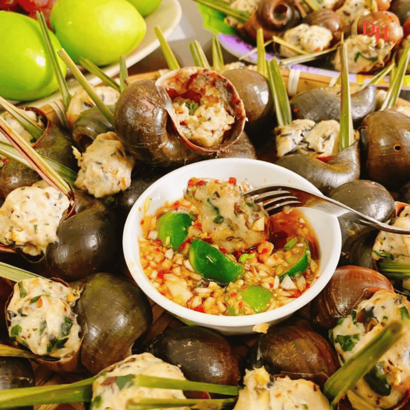 Snails Stuffed With Pork (Oc buu nhoi thit) – Big snail with tasty filling