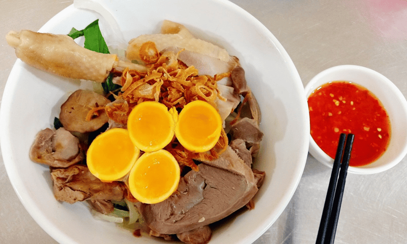 Wet Rice Cake With Chicken And Tripe (Banh uot long ga)