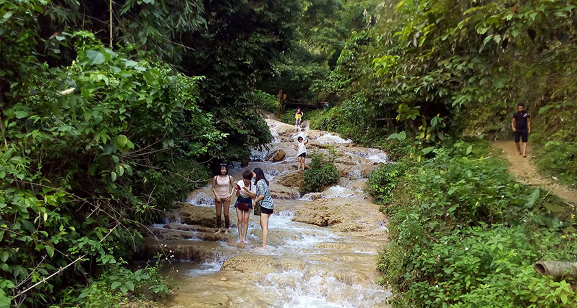 Things to do at Hieu Waterfall - Walking under the river