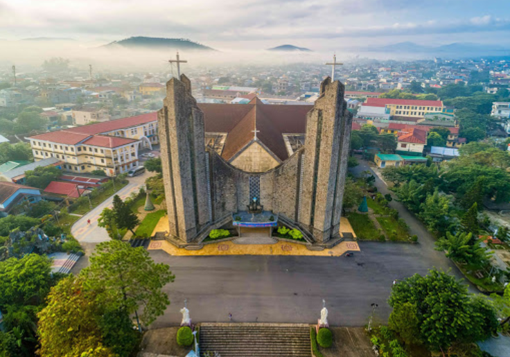 Phu Cam Cathedral - a unique architectural imprint in the heart of the ancient capital
