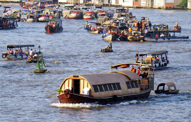 Best time to visit floating markets in the Mekong Delta