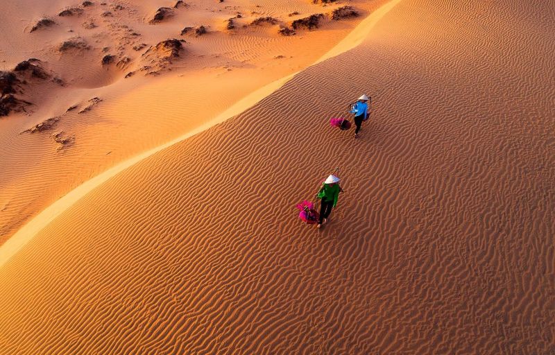Where are the Mui Ne red sand dunes located
