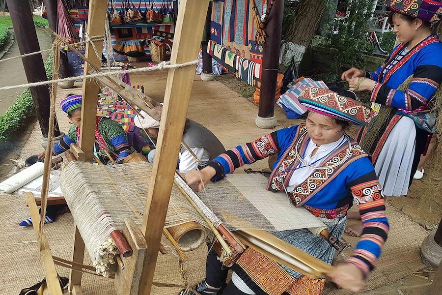Sa Phin Brocade Weaving Village - The art of brocade weaving