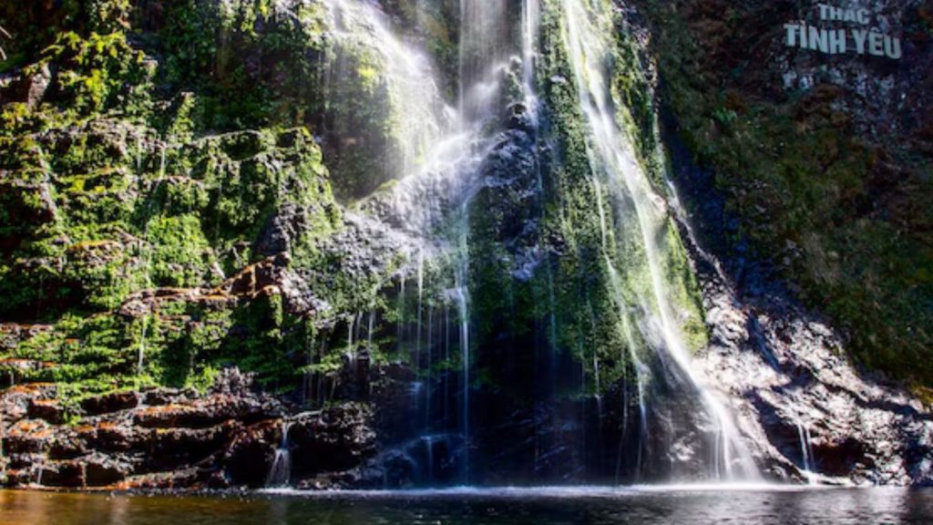 Love Waterfall (Thac Tinh Yeu) is a magical and romantic Lao Cai attraction
