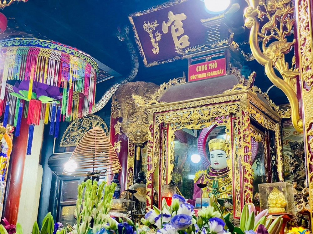 Visit Ong Hoang Bay Temple