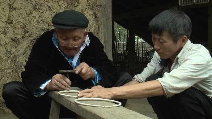 Observe jewelry-making in Ban Pho