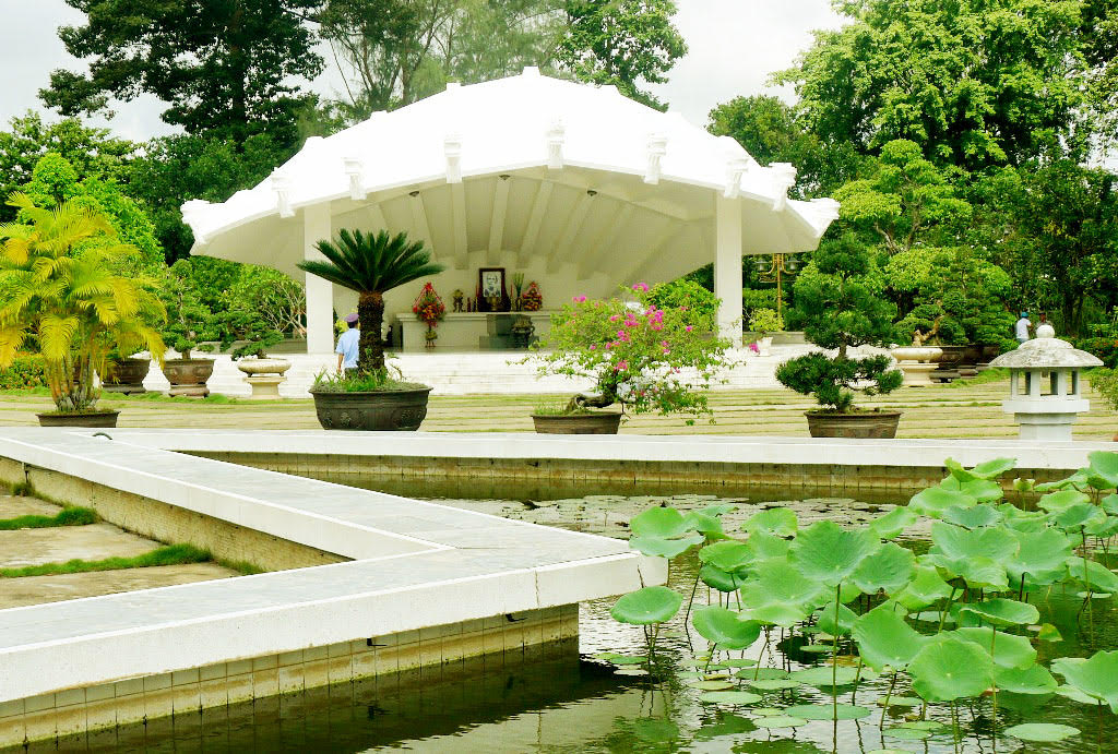 Honor at the tomb of Pho bang Nguyen Sinh Sac