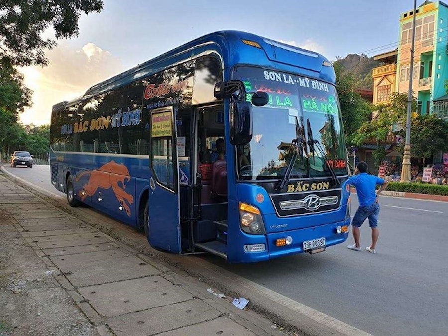 Travel to Ta Xua by tourist buses