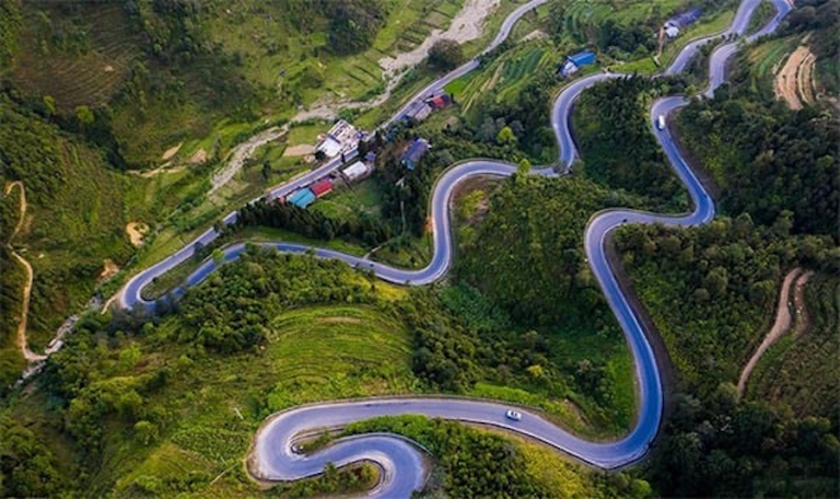 cross the Khau Pha pass to see the beautiful mountains and trees
