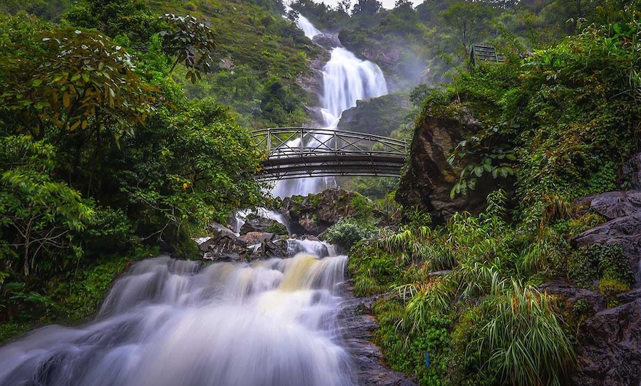 Admire Bac Ban Vang Waterfall (Silver Waterfall)
