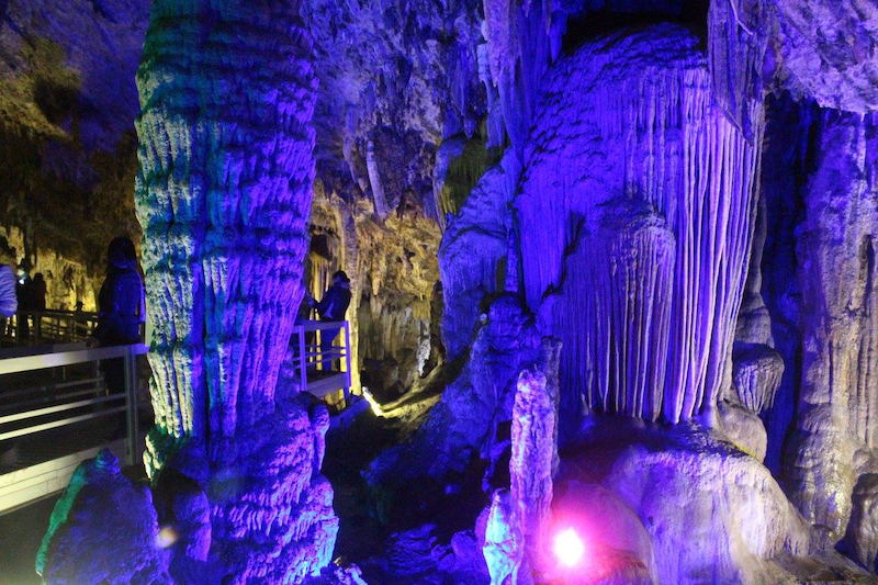 Lung Khuy cave is associated with many legends as well as the culture of the Hmong people. People frequently visit this cave for various cultural activities. 