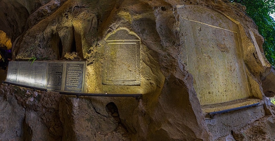 The system of stone steles has cultural and historical value