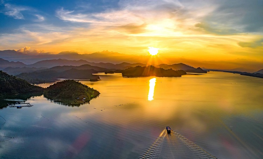 Nui Coc Lake