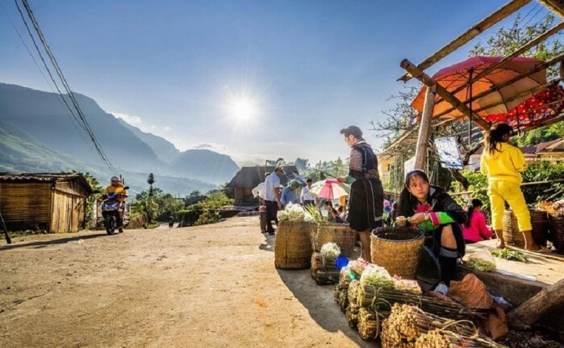 Join the daily life of the local