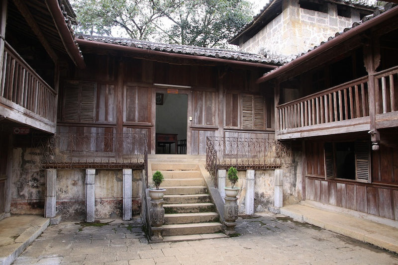 The furniture and items in the palace