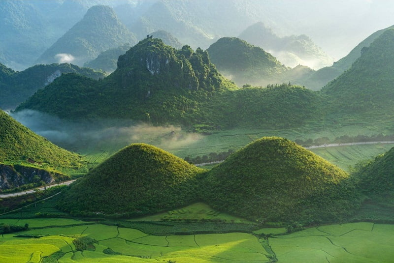 Walking, trekking to see the scenery