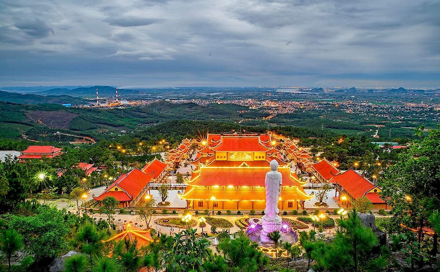 Explore Thac Vang Pagoda Complex