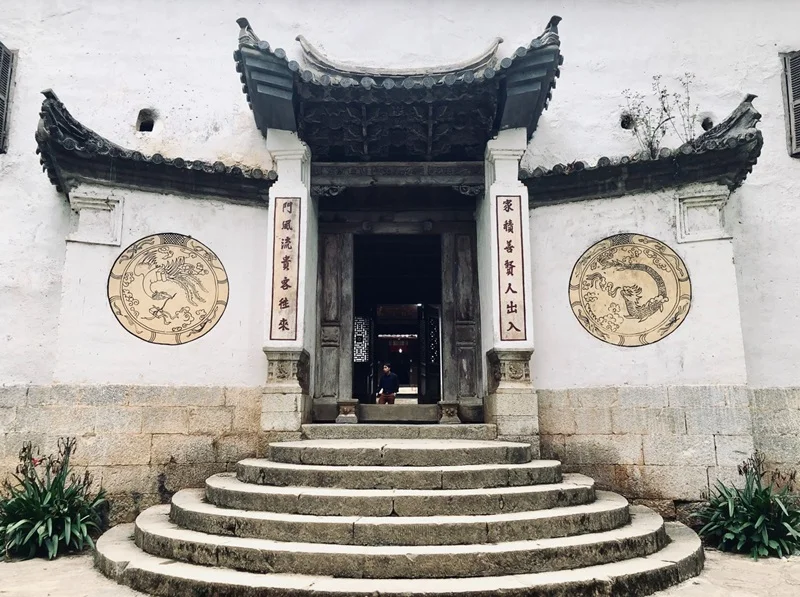 Hmong King Palace designed the pillars to mimic the opium plant's fruit, which he once traded to finance the palace's construction.