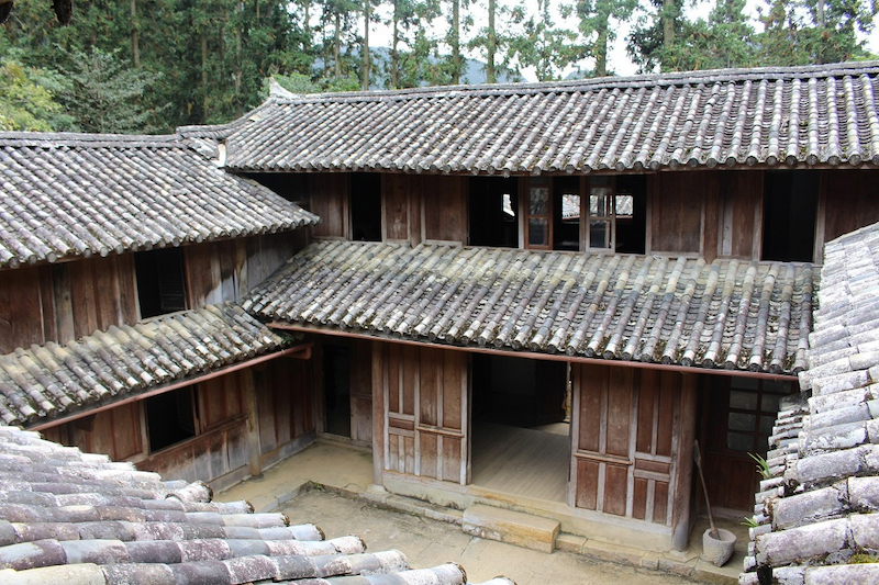 Wooden roofs and pillars add solemnity and elegance to the rooms, while terracotta tiles were chosen for the roofing—easy to shape yet strong. 