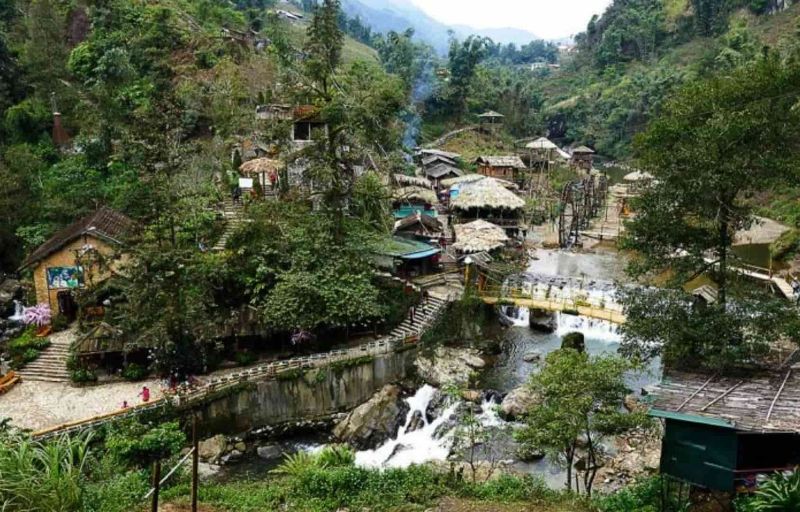 How to get to Cat Cat village from Sapa town