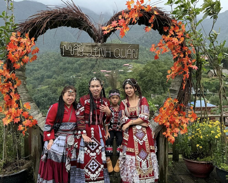 Wear cat cat village traditional clothes to take photos