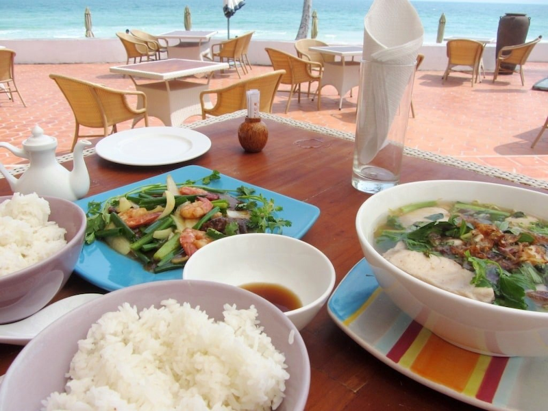 Are Sao Beach restaurants family-friendly?